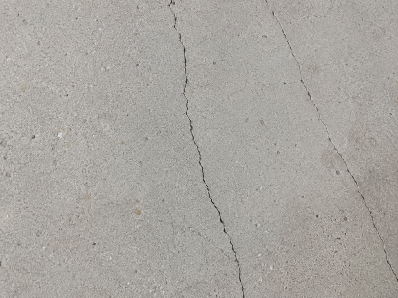 Crepe nel calcestruzzo e infiltrazioni: soluzione con resina